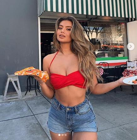 Nàng mẫu 9x có mặt búp bê ngọt ngào, thân hình 'bốc lửa' gây chao đảo ảnh 10