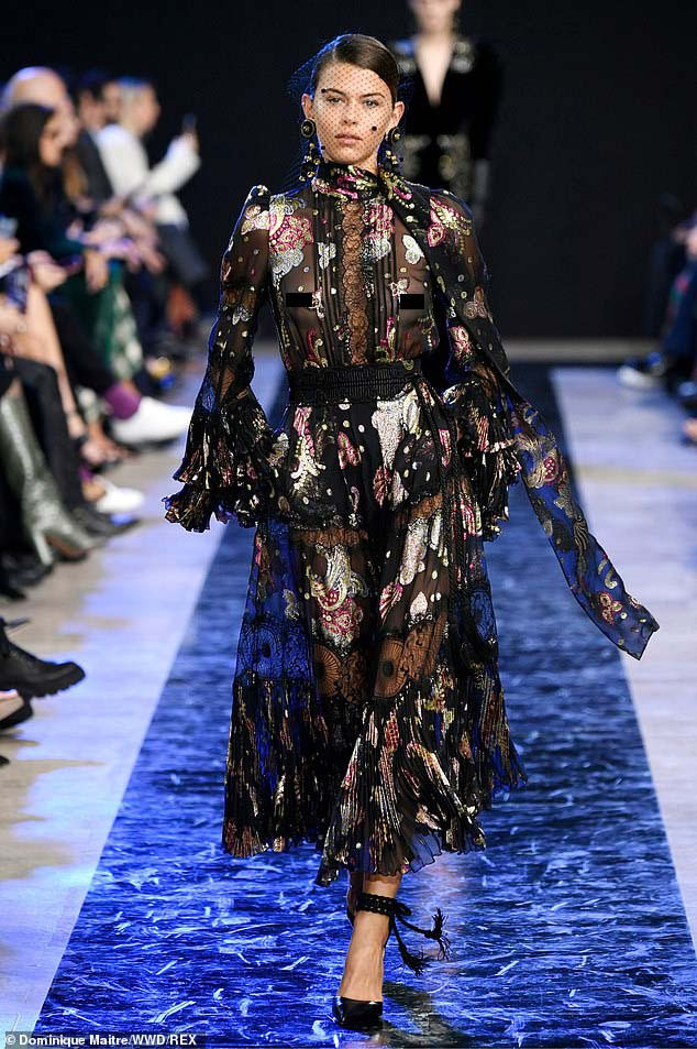 Chân dài Victoria's Secret để ngực trần diễn thời trang ảnh 1