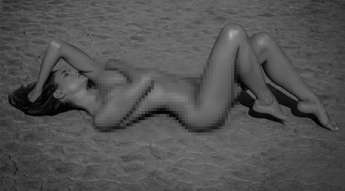 'Mỹ nhân áo tắm hàng đầu mọi thời đại' chụp khoả thân khoe dáng tuyệt mỹ ảnh 1