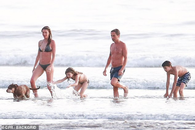 'Chân dài triệu đô' Gisele Bundchen thả dáng tuyệt mỹ với áo tắm bé xíu ảnh 4