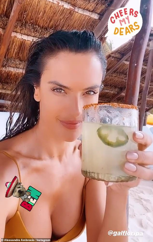 Alessandra Ambrosio quyến rũ gây mê với loạt ảnh khoe vòng 1 căng đầy ảnh 1