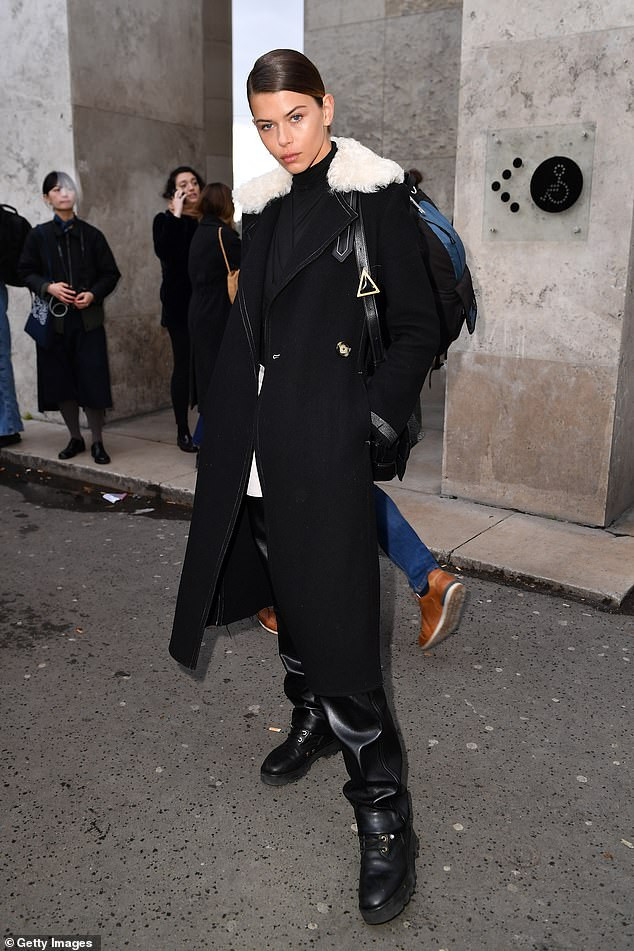 Chân dài Victoria's Secret để ngực trần diễn thời trang ảnh 5