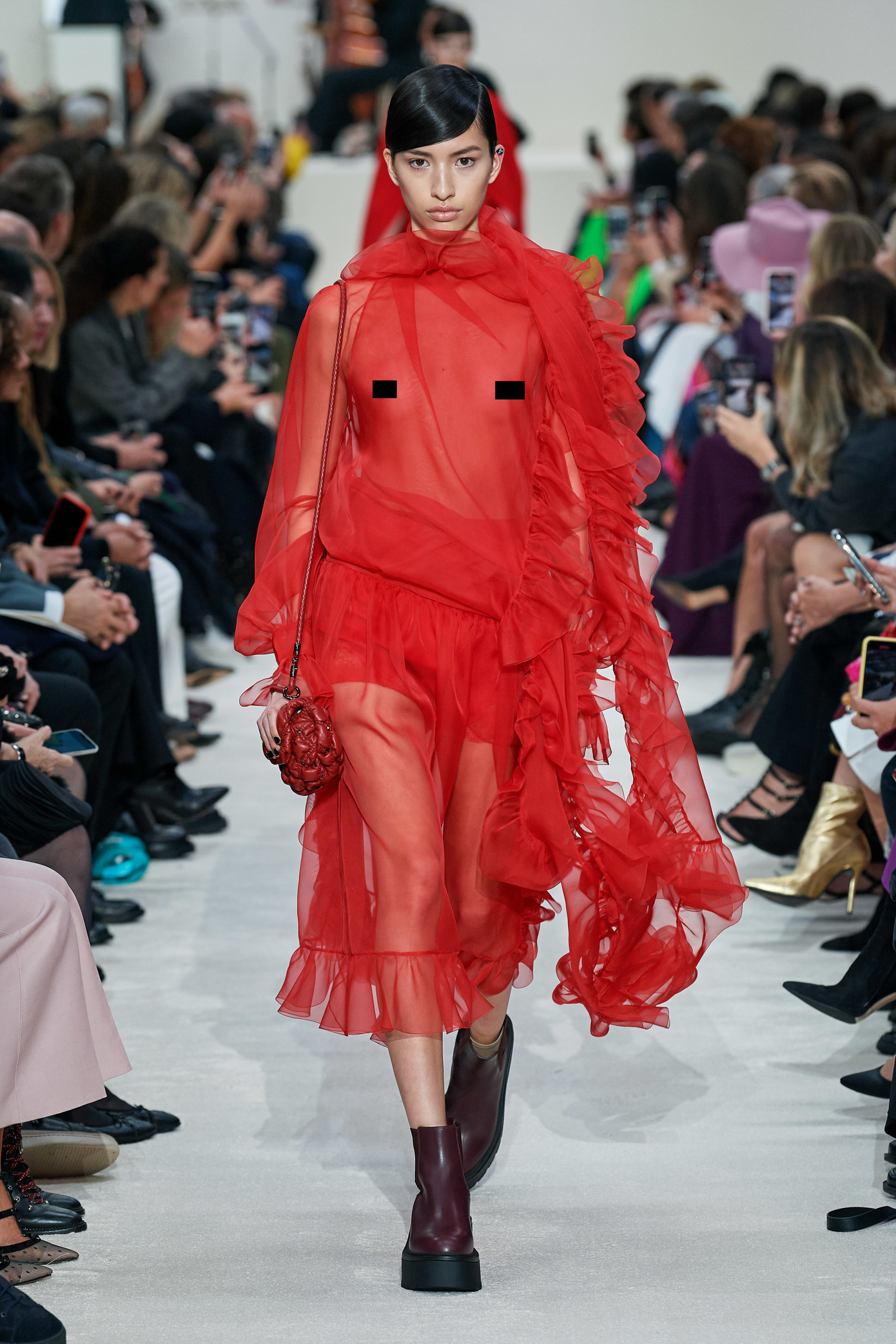 Dàn mẫu khoe trọn ngực trần catwalk trong show Valentino ảnh 5