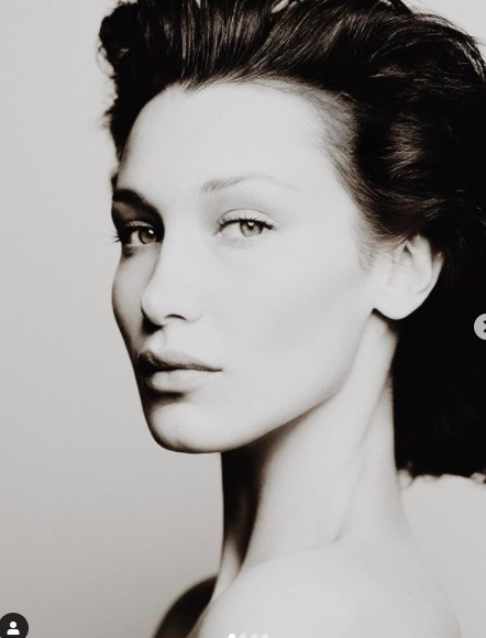 Bella Hadid tung ảnh mặc bikini nhỏ xíu, tắm nắng khi ở nhà vì COVID-19 ảnh 5