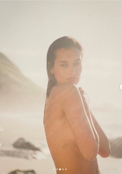 Mẫu 9x xứ Samba thả dáng đẹp như tạc tượng với bikini ảnh 3