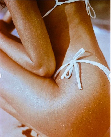 Mẫu 9x xứ Samba thả dáng đẹp như tạc tượng với bikini ảnh 4