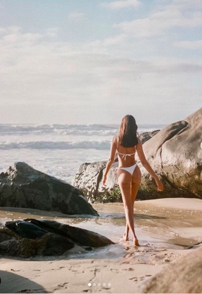 Mẫu 9x xứ Samba thả dáng đẹp như tạc tượng với bikini ảnh 1