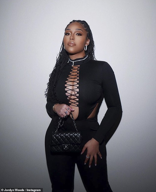 Mẫu ngoại cỡ Jordyn Woods khoe vòng 1 'khủng' siêu nóng bỏng ảnh 7