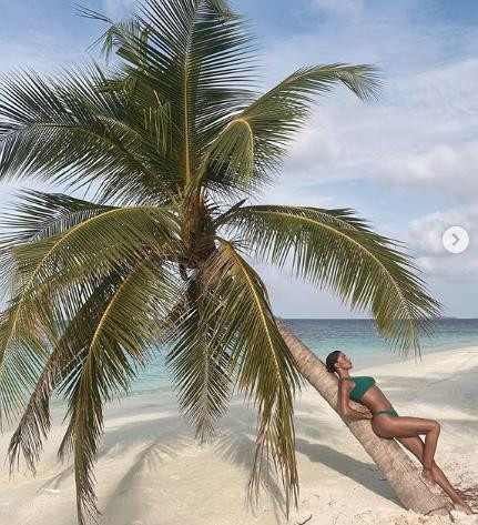 'Hoa hậu sát cầu thủ' thả dáng nóng bỏng, đẹp như tạc tượng ảnh 6