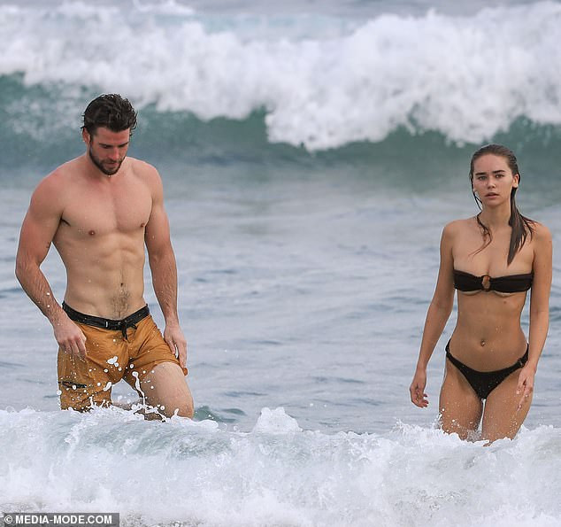 Liam Hemsworth khoe cơ bụng 6 múi, bạn gái mặc bikini dáng như tạc tượng ảnh 2