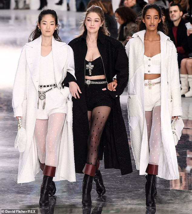 Không nội y, Janelle Monae phanh áo lộ ngực tròn đầy ảnh 7