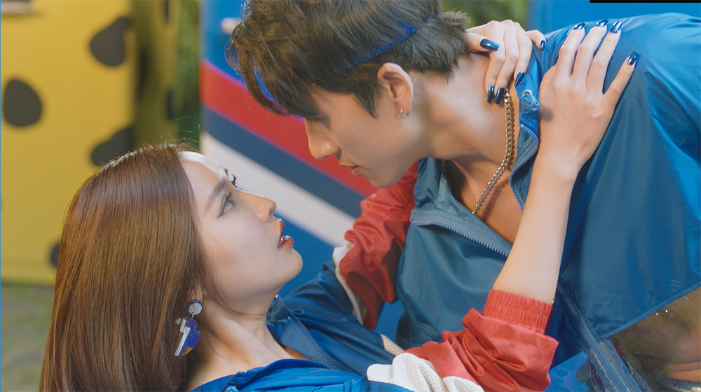 Sau khi giảm cân thành công, Bích Phương tự tin khoe body cực nóng bỏng trong MV mới ảnh 4