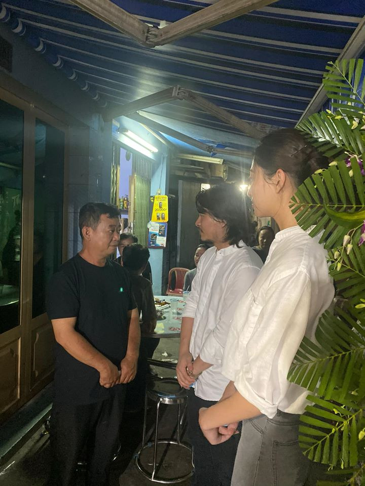 Hoa hậu Lương Thuỳ Linh nghẹn ngào viếng bé trai tử vong vì bị cây phượng đè ảnh 2