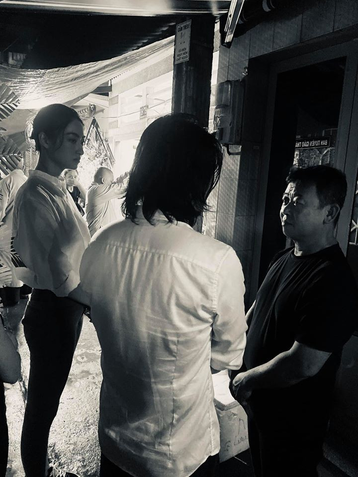 Hoa hậu Lương Thuỳ Linh nghẹn ngào viếng bé trai tử vong vì bị cây phượng đè ảnh 3