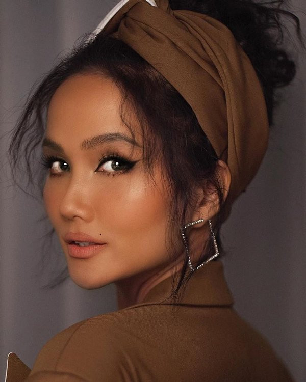 Hoa hậu H'Hen Niê gây thích thú với thời trang chống nắng kín mít từ đầu đến chân ảnh 5