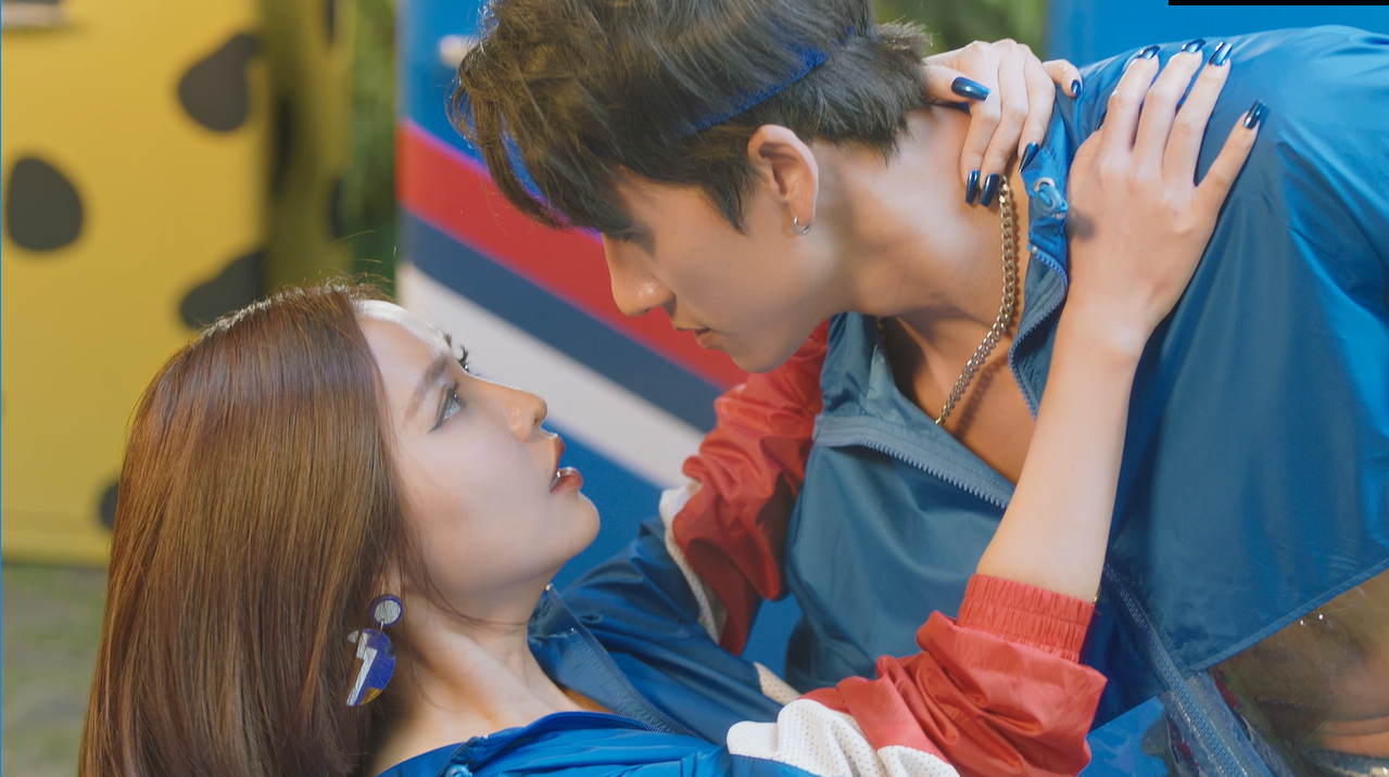 Không chỉ có trai đẹp 6 múi, MV mới của Bích Phương còn bất ngờ xuất hiện cả BigDaddy ảnh 2