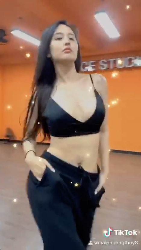 Mai Phương Thuý mặc áo ngực trễ nải gợi cảm, khoe tài catwalk điêu luyện ảnh 2