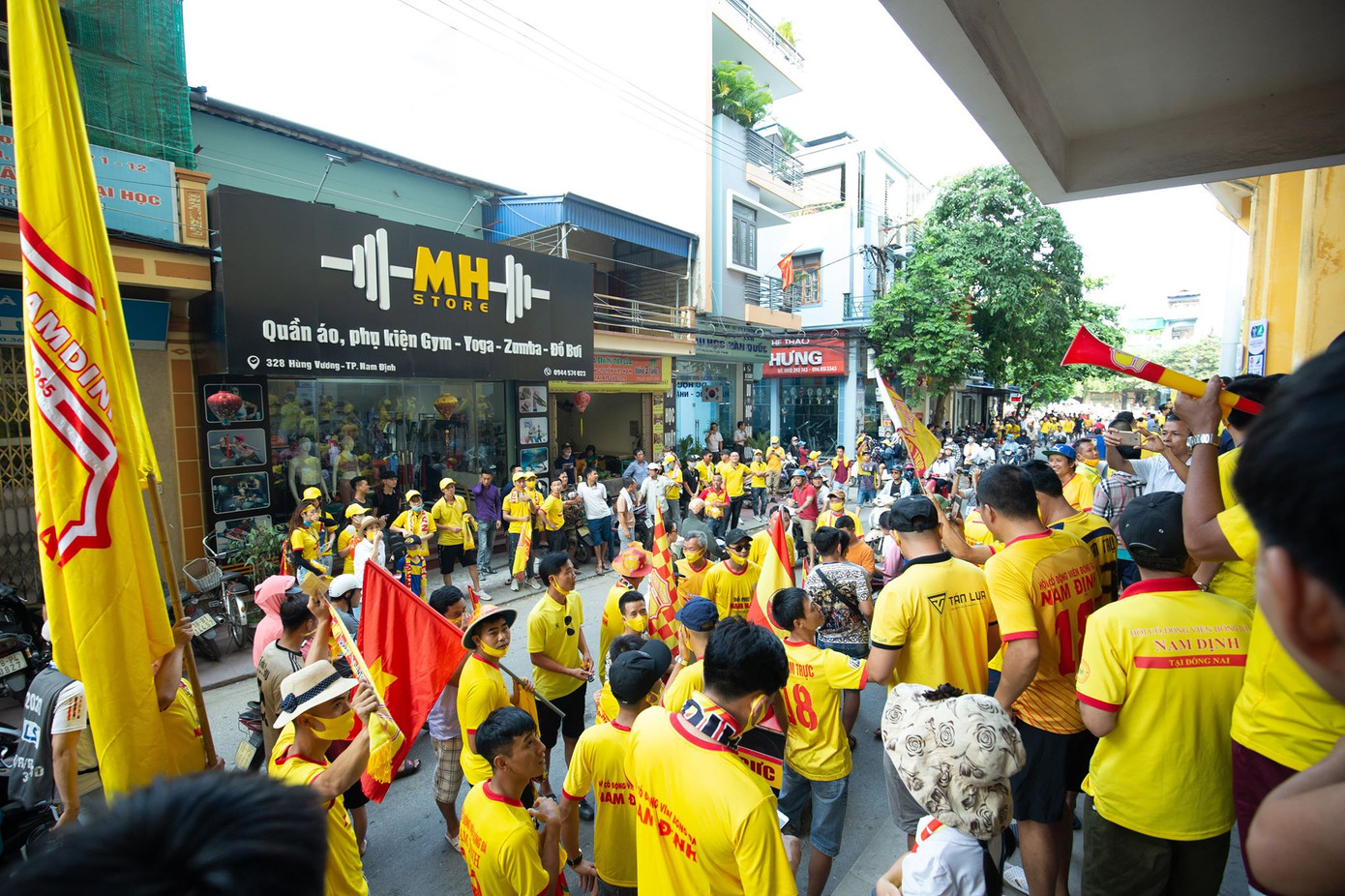 CĐV Nam Định hào hứng với trận đấu 'đông nhất thế giới' ảnh 5