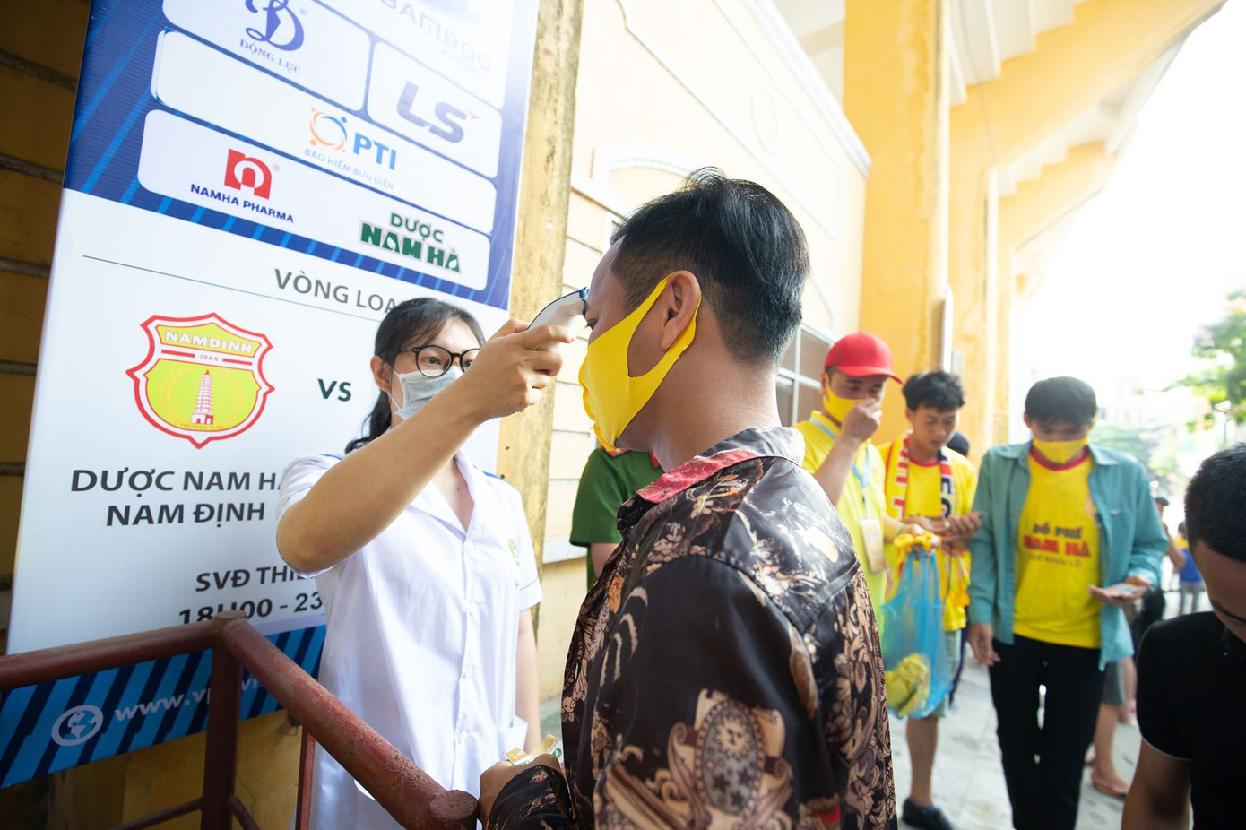 CĐV Nam Định hào hứng với trận đấu 'đông nhất thế giới' ảnh 4