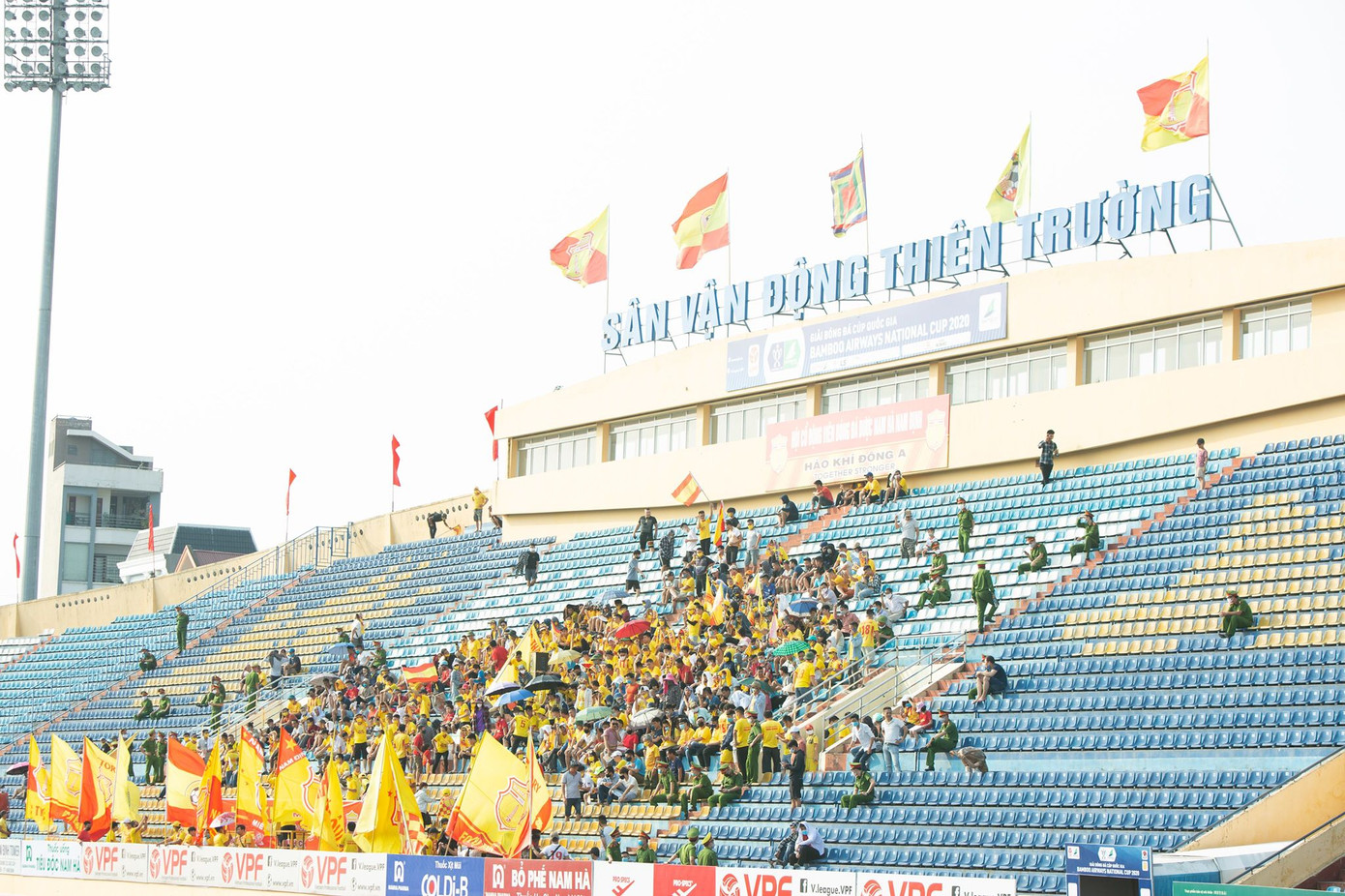 CĐV Nam Định hào hứng với trận đấu 'đông nhất thế giới' ảnh 10