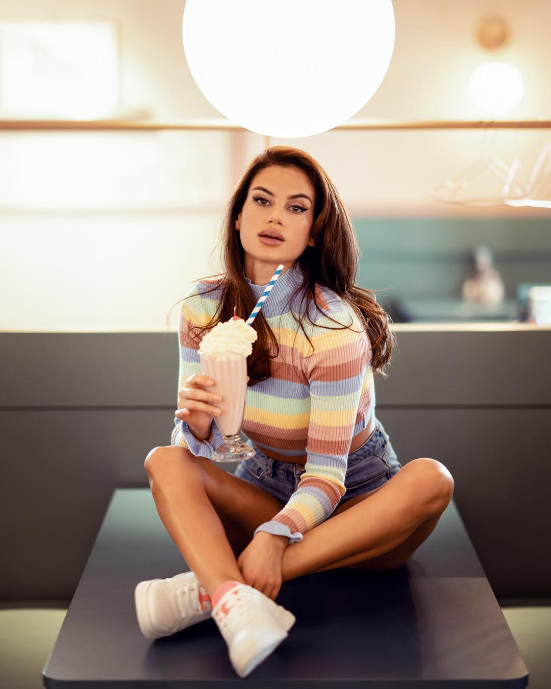 Sao Bayern Munich cưa đổ siêu mẫu nóng bỏng giữa mùa dịch COVID-19 ảnh 10