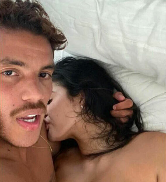 Vẻ bốc lửa của siêu mẫu lộ ảnh 'giường chiếu' với cựu sao Barca ảnh 1