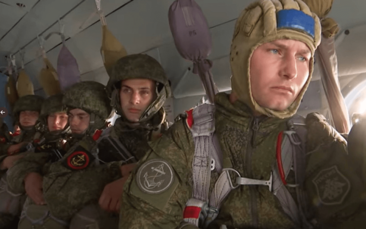 Đã có tiêm kích, oanh tạc cơ tàng hình, nay Nga sẽ có thêm dù tàng hình? ảnh 1