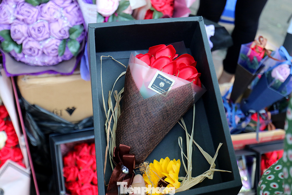 Nhộn nhịp thị trường hoa, quà tặng ngày 20-10 ảnh 3