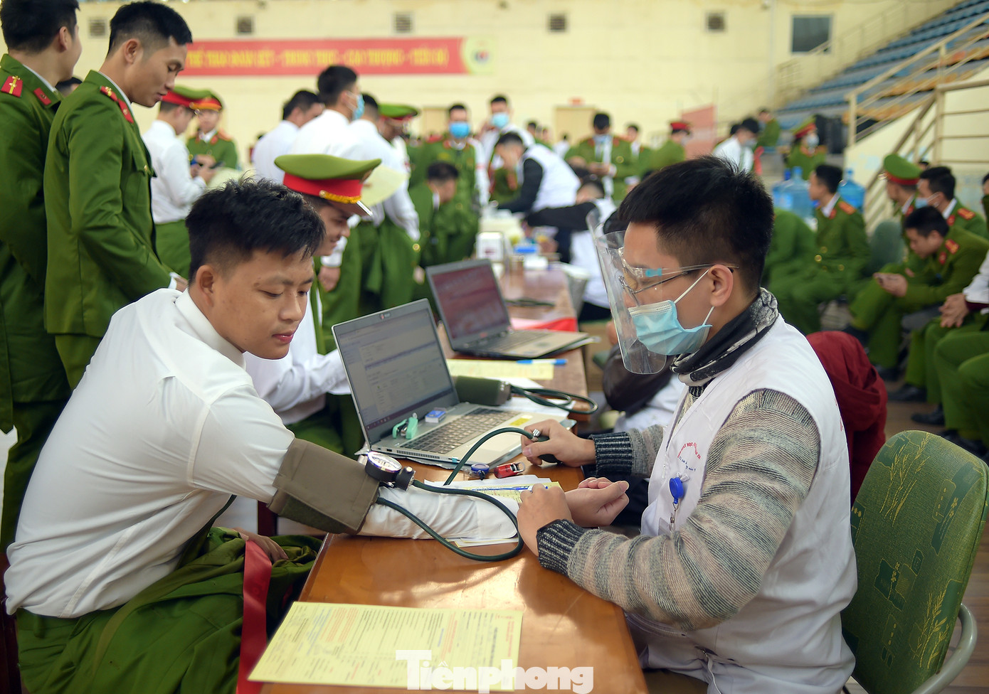 'Bóng hồng' Học viện Cảnh sát Nhân dân sẻ chia giọt hồng lan tỏa Chủ nhật Đỏ ảnh 8