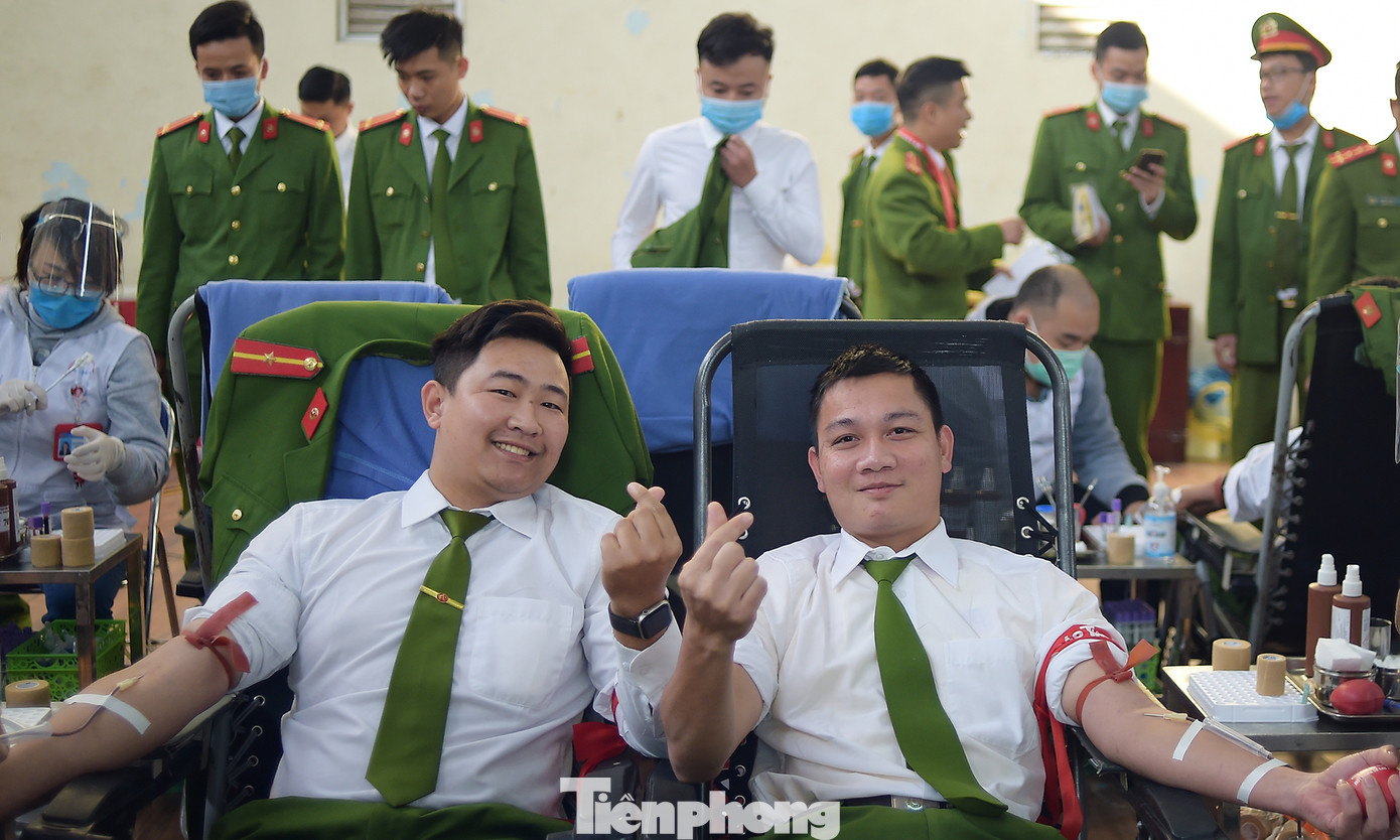 'Bóng hồng' Học viện Cảnh sát Nhân dân sẻ chia giọt hồng lan tỏa Chủ nhật Đỏ ảnh 13