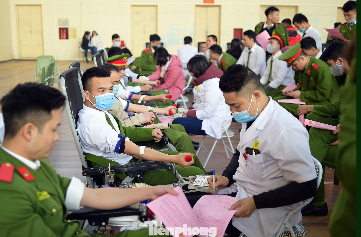 'Bóng hồng' Học viện Cảnh sát Nhân dân sẻ chia giọt hồng lan tỏa Chủ nhật Đỏ ảnh 14