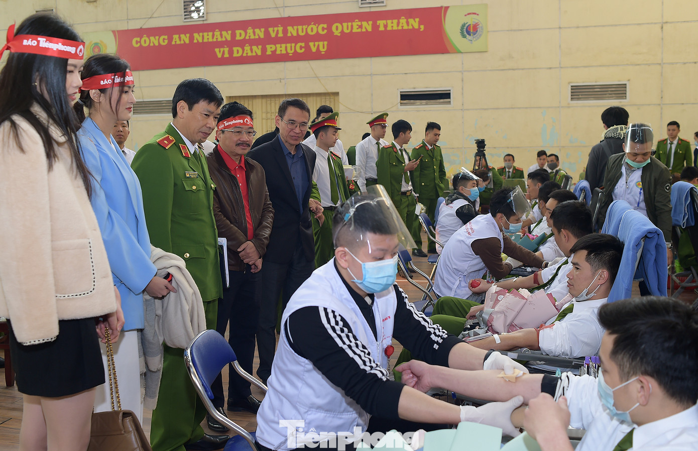 'Bóng hồng' Học viện Cảnh sát Nhân dân sẻ chia giọt hồng lan tỏa Chủ nhật Đỏ ảnh 9