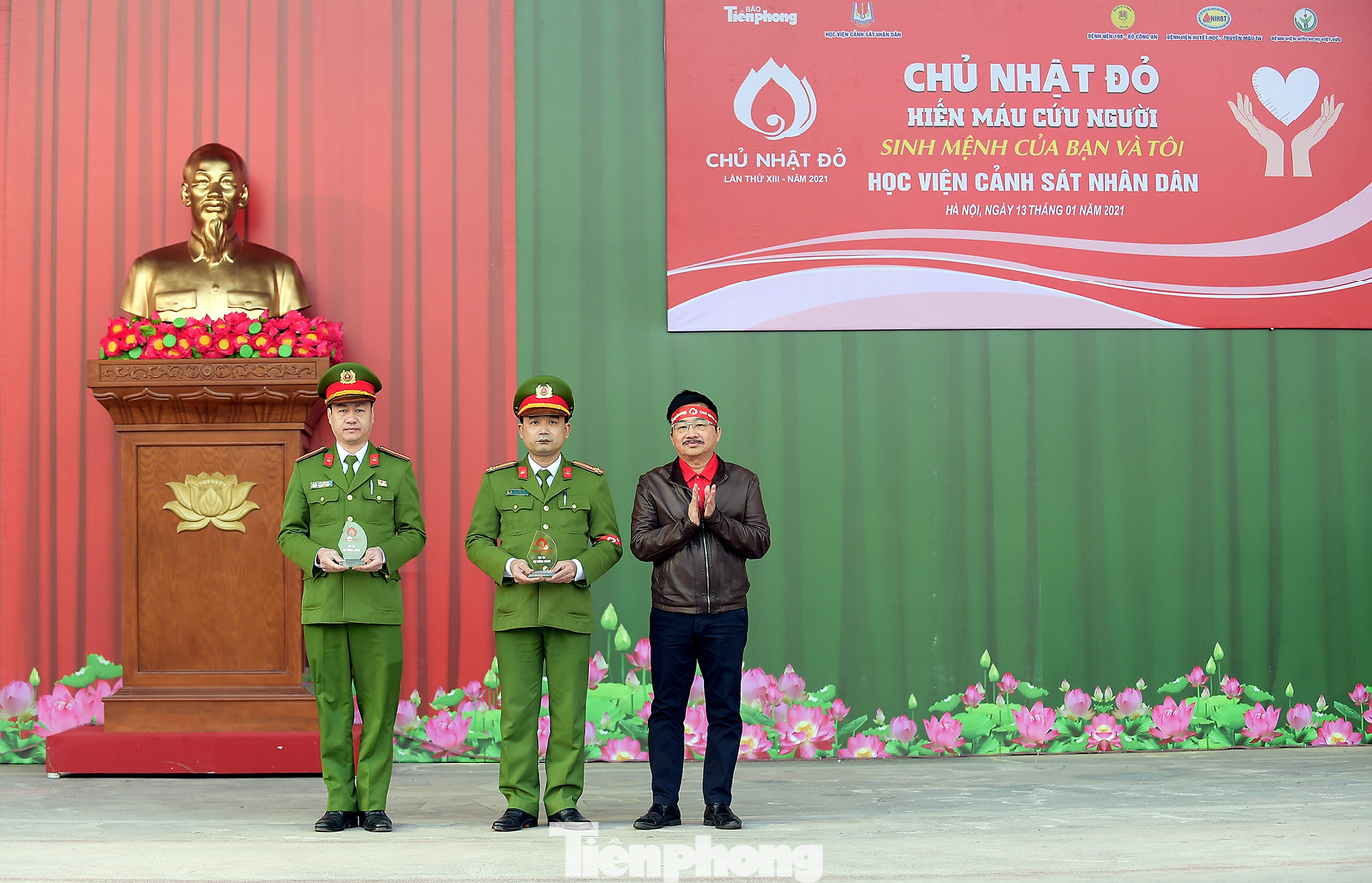 'Bóng hồng' Học viện Cảnh sát Nhân dân sẻ chia giọt hồng lan tỏa Chủ nhật Đỏ ảnh 5
