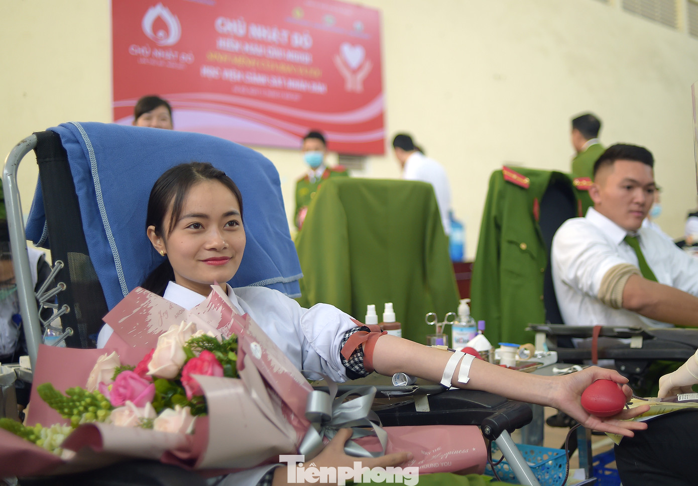 'Bóng hồng' Học viện Cảnh sát Nhân dân sẻ chia giọt hồng lan tỏa Chủ nhật Đỏ ảnh 11