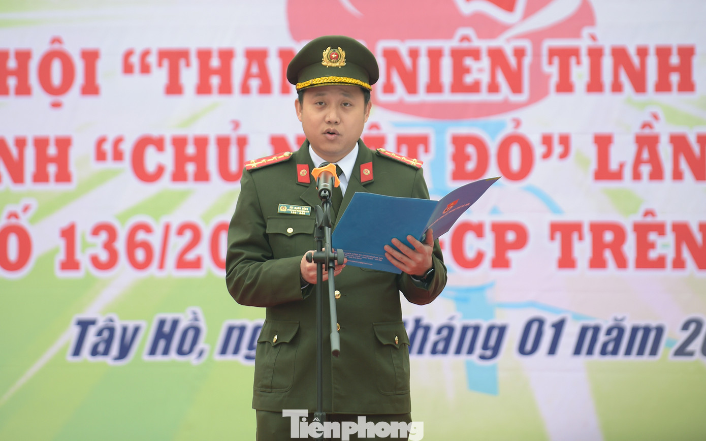 Ngày 20/1, tại phố đi bộ Trịnh Công Sơn (Hà Nội), Đoàn Thanh niên Công an TP Hà Nội phối hợp với Quận Đoàn Tây Hồ, Cụm thi đua số 5, Phòng Cảnh sát Phòng cháy chữa cháy và cứu nạn cứu hộ CATP tổ chức Lễ ra quân Ngày hội "Thanh niên tình nguyện", chương trình hiến máu "Chủ nhật Đỏ" lần thứ XIII - năm 2021, Triển khai Nghị định số 136/2020/NĐ-CP trên địa bàn Thủ đô. Đây là hoạt động thiết thực chào mừng Đại hội Đảng toàn quốc lần thứ XIII; kỉ niệm 90 năm Ngày thành lập Đoàn TNCS Hồ Chí Minh. Tuổi trẻ Công an Thủ đô sẻ chia giọt máu tiếp sức Chủ nhật Đỏ 2021 ảnh 2