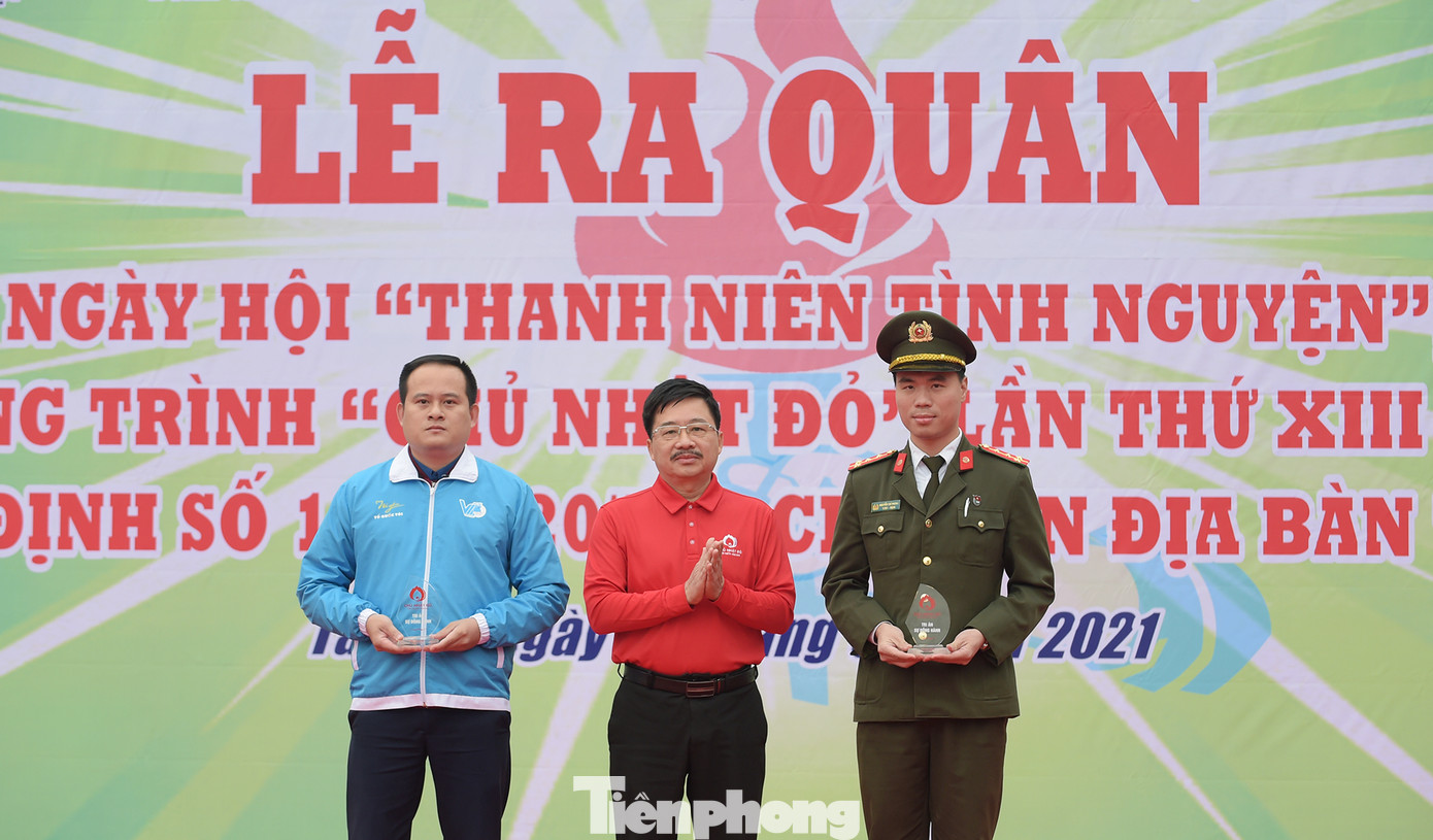 Phát biểu tại chương trình, nhà báo Vũ Tiến - Phó Tổng Biên tập báo Tiền Phong, Phó Trưởng Ban Tổ chức Chủ nhật Đỏ lần thứ XIII - năm 2021 bày tỏ sự tri ân tuổi trẻ công an Thủ đô và quận Tây Hồ đã đồng hành cùng ngày hội hiến máu Chủ nhật Đỏ. Chính sự đồng hành, tiếp sức của tuổi trẻ công an Thủ đô và các lực lượng trên cả nước đã giúp Chủ nhật Đỏ ngày càng phát triển, mở rộng quy mô và đi vào chiều sâu. Từ 96 đơn vị máu tiếp nhận trong lần đầu tổ chức, đến nay chương trình tiếp nhận gần 50 nghìn đơn vị máu mỗi năm, đáp ứng 70 - 80% nhu cầu máu điều trị trong dịp Tết Nguyên đán. "Chính lượng máu nghĩa tình đã, đang và sẽ giúp nhiều cuộc đời ở lại trong những ngày vui Tết đón Xuân; đưa Chủ nhật Đỏ không chỉ trở thành tên của một phong trào mà trở thành từ khóa kêu gọi chúng ta làm việc thiện", nhà báo Vũ Tiến bày tỏ. Dịp này, nhà báo Vũ Tiến đã trao tặng kỷ niệm chương Chủ nhật Đỏ đến hai gương mặt có nhiều lần hiến máu và đóng góp cho hoạt động hiến máu tình nguyện. Tuổi trẻ Công an Thủ đô sẻ chia giọt máu tiếp sức Chủ nhật Đỏ 2021 ảnh 5