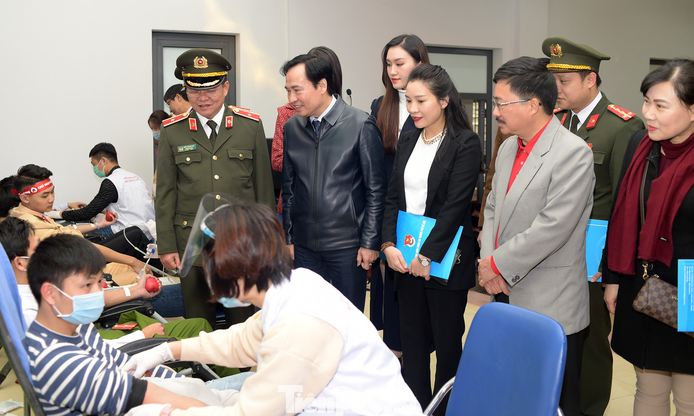Các đại biểu lãnh đạo lực lượng công an TP Hà Nội, Đoàn Thanh niên, Ban Tổ chức Chủ nhật Đỏ và hai người đẹp cuộc thi Hoa hậu Việt Nam 2020 thăm và động viên người tham gia hiến máu trong chương trình. Tuổi trẻ Công an Thủ đô sẻ chia giọt máu tiếp sức Chủ nhật Đỏ 2021 ảnh 11