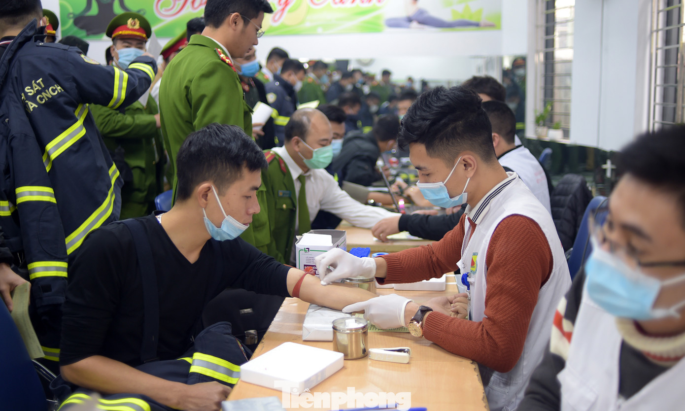 Đặc biệt, đông đảo đoàn viên thanh niên công an Thủ đô và quận Tây Hồ đã đăng ký hiến máu hưởng ứng chương trình Chủ nhật Đỏ lần thứ XIII - năm 2021 có thông điệp "Hiến máu cứu người - Sinh mệnh của bạn và tôi". Tuổi trẻ Công an Thủ đô sẻ chia giọt máu tiếp sức Chủ nhật Đỏ 2021 ảnh 8
