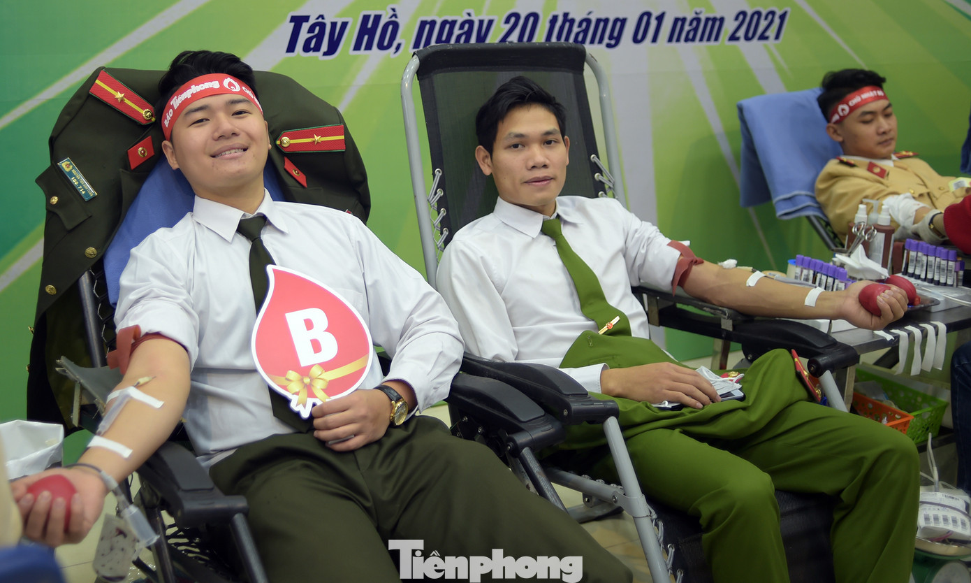 Nổi bật với ruy băng đỏ Chủ nhật Đỏ, Nguyễn Hữu Tài (SN 1997, Phòng Hậu cần Công an TP Hà Nội) cho biết, hàng năm đều tham gia hiến máu; tham gia Chủ nhật Đỏ lần thứ XIII - năm 2021 là lần thứ 6 chia sẻ giọt hồng. Nguyễn Văn Thắng (SN 1997, Đội Phòng cháy Chữa cháy PC07) lần thứ 4 hiến máu vì nghĩa cử cao đẹp. Tuổi trẻ Công an Thủ đô sẻ chia giọt máu tiếp sức Chủ nhật Đỏ 2021 ảnh 13