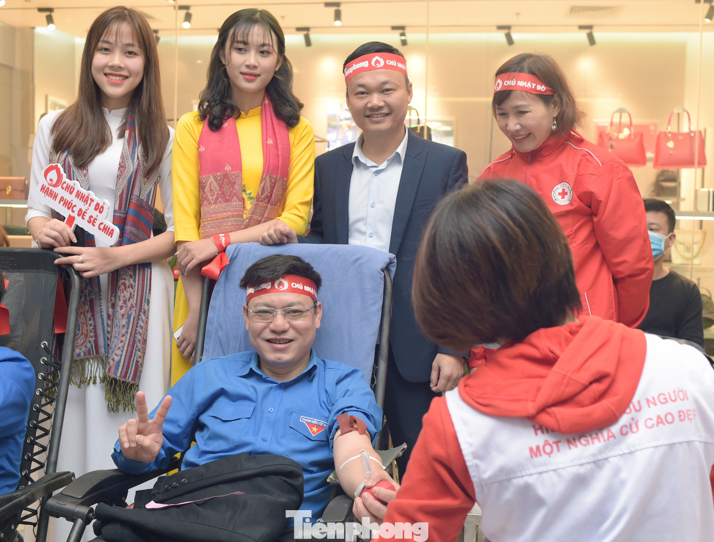 Chủ nhật Đỏ tại Hòa Bình tiếp nhận đơn vị máu vượt dự kiến ảnh 10