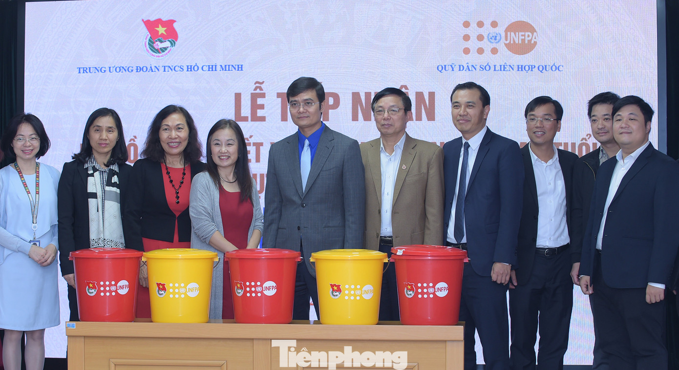 Hỗ trợ hơn 3.000 bộ đồ dùng thiết yếu cho người cao tuổi ứng phó với lũ lụt ảnh 1