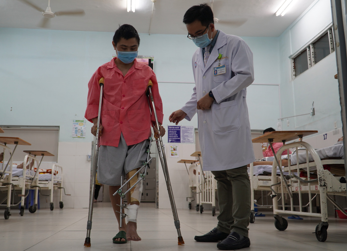 Lần đầu tiên đưa vật liệu 'siêu đặc biệt' từ nước ngoài về ghép cho người bị ung thư xương ảnh 2