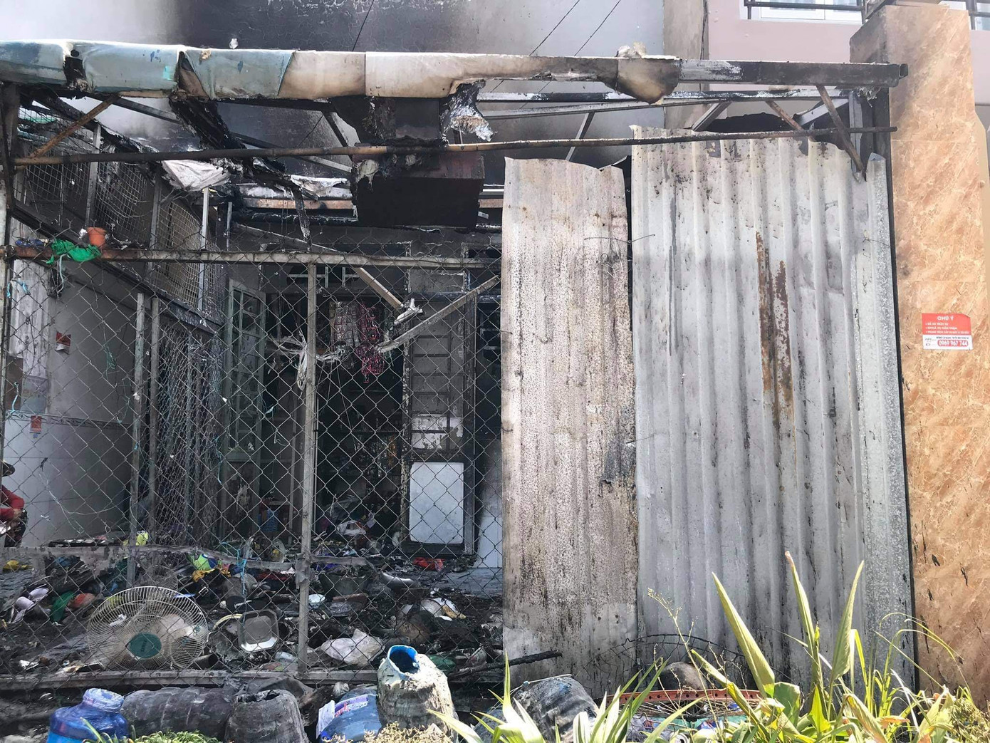 Tiệm tạp hóa bốc cháy lúc rạng sáng, 2 người bị bỏng nặng ảnh 1
