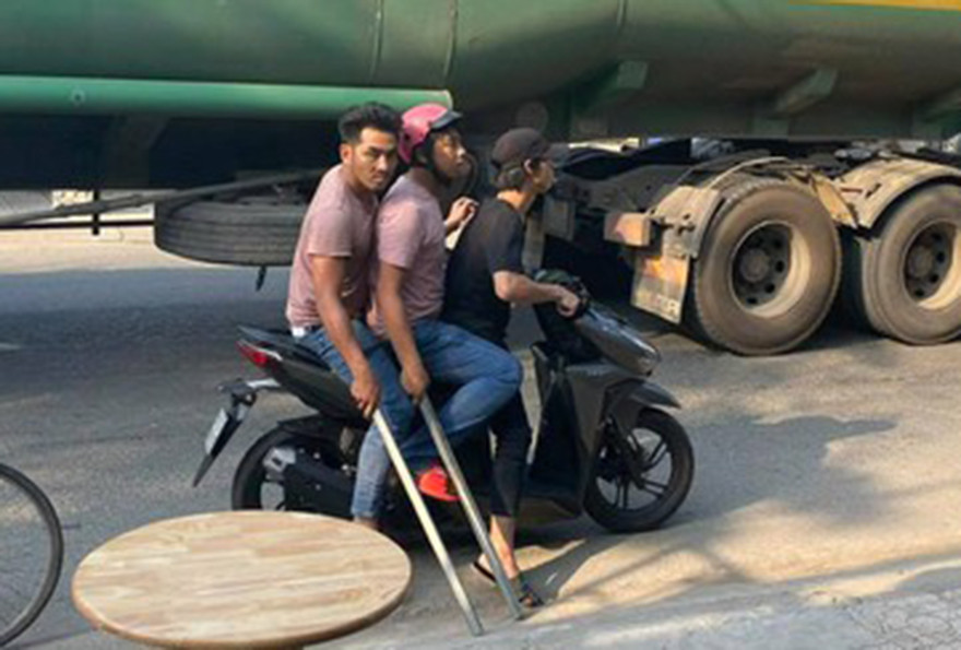 Côn đồ vác hung khí xông vào nhà truy sát người dân ảnh 1