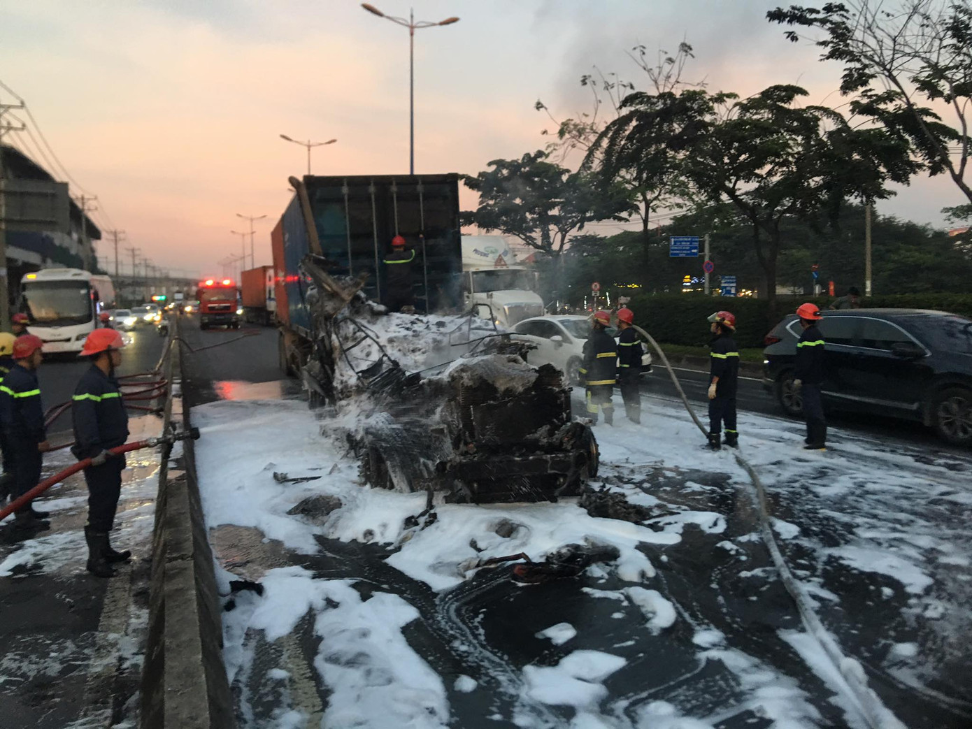 Xe container bốc cháy ngùn ngụt ở cửa ngõ Sài Gòn ảnh 2