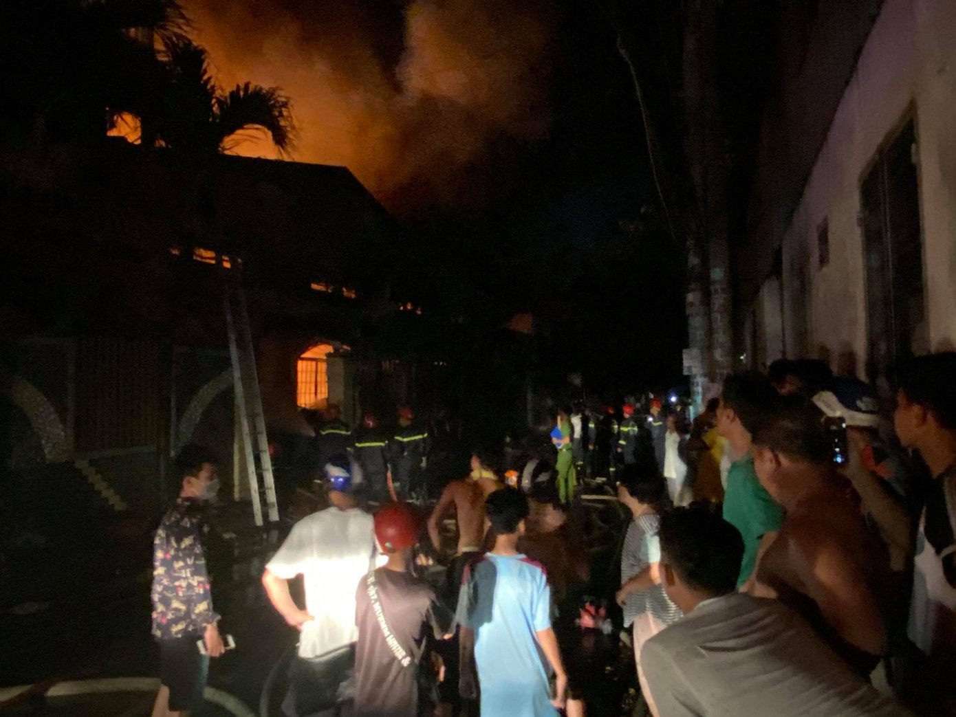 TPHCM: Cháy nổ kinh hoàng tại kho chứa vải khiến cả khu dân cư phải sơ tán ảnh 3