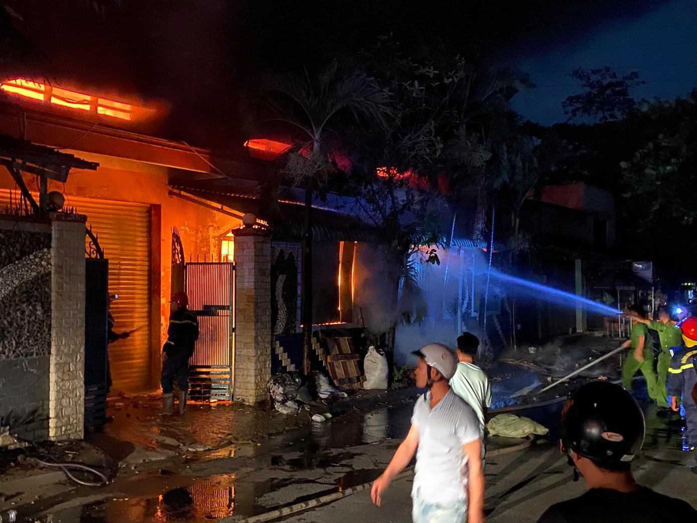 TPHCM: Cháy nổ kinh hoàng tại kho chứa vải khiến cả khu dân cư phải sơ tán ảnh 4