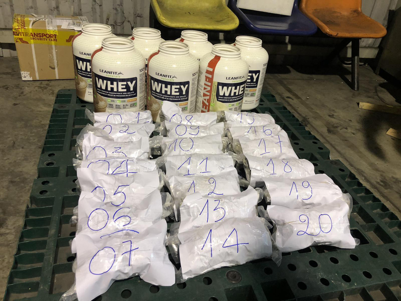 Hơn 5kg cần sa được nhập lậu vào sân bay Tân Sơn Nhất như thế nào? ảnh 1