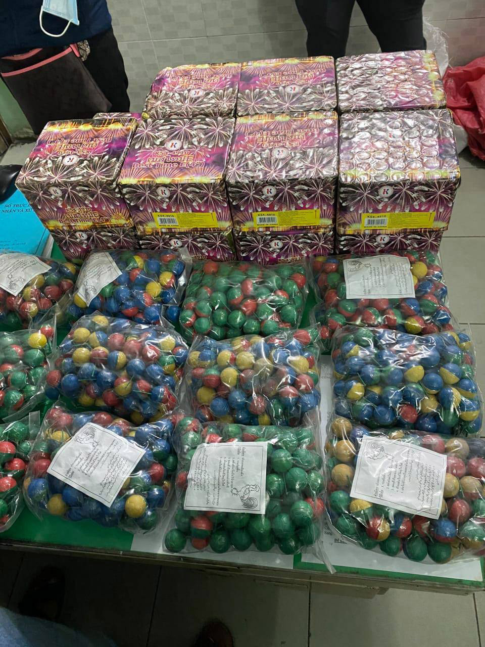 Nam sinh viên mua pháo nổ trên mạng để bán kiếm lời dịp Tết Nguyên đán ảnh 1