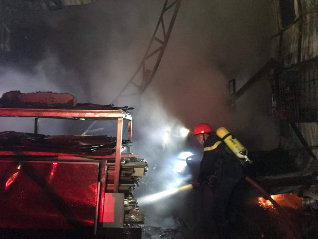 TPHCM: 'Bà hỏa' thiêu rụi xưởng gỗ sau nhiều tiếng nổ lớn ảnh 1